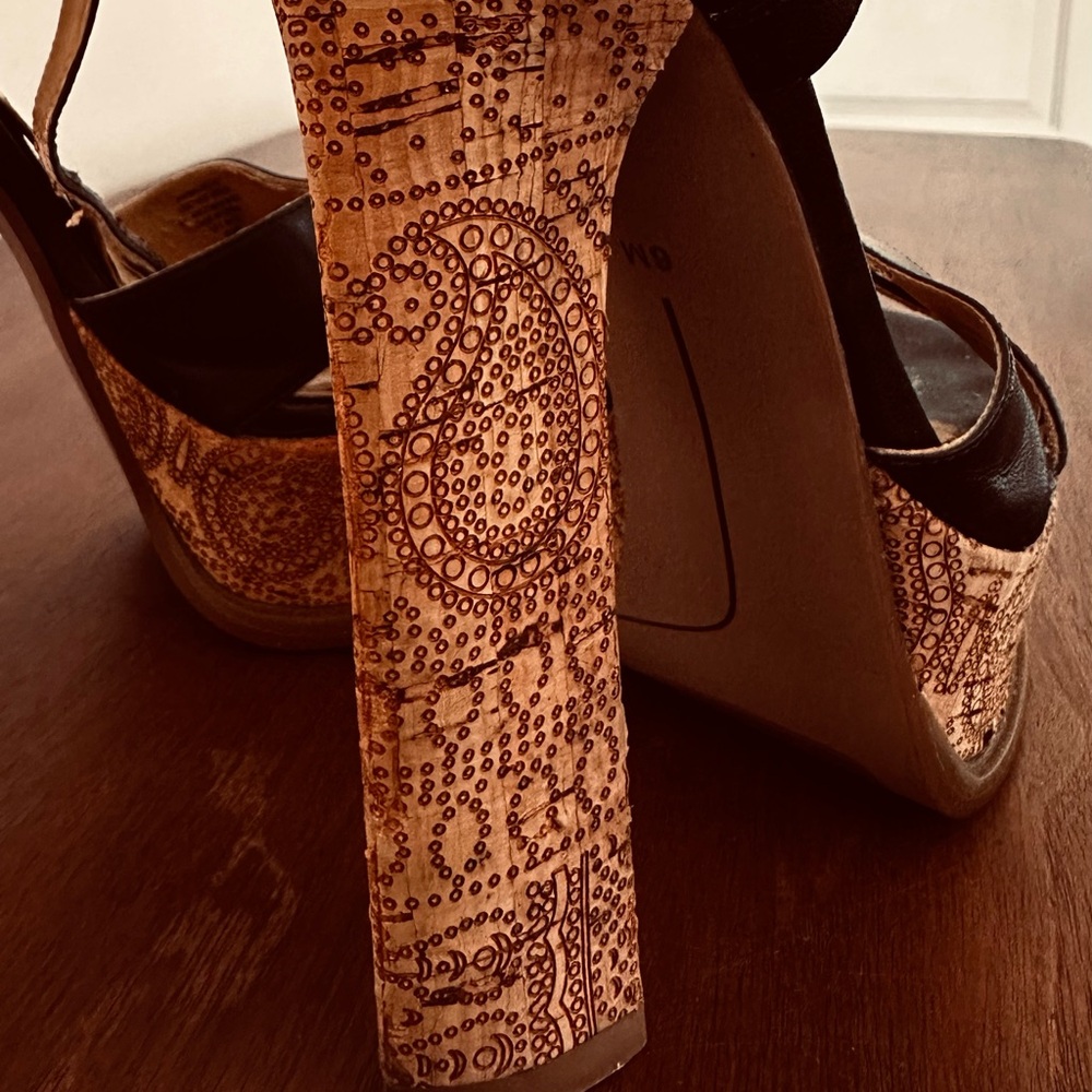 Limited edition!!! Nine West Black and cork Tan Heels with Sophisticated Design